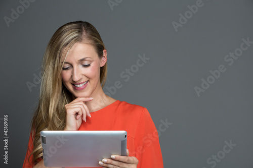 Photo: Internetsurfen am Tablettpc Internetsurfen am Tablettpc