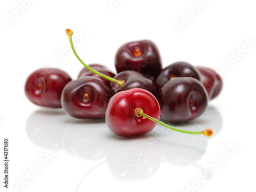 Foto: ripe cherry closeup on white background ripe cherry closeup on white background