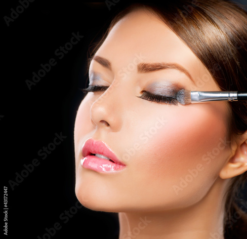 Foto: Make-up applying. Eye shadow brush Make-up applying. Eye shadow brush