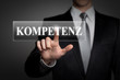 Mann drückt touchscreen button - Kompetenz