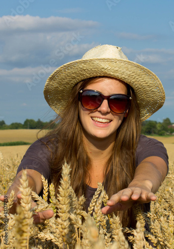Photo: Frau im Getreide Frau im Getreide