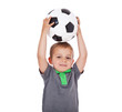 Kleiner Junge hält Fußball