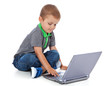 Kleiner Junge mit Laptop