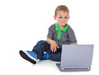 Kleiner Junge mit Laptop