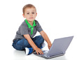 Kleiner Junge mit Laptop