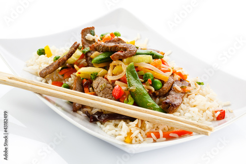 Foto: Roasted meat, white rice and vegetables Roasted meat, white rice and vegetables