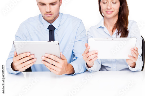 Foto: am tablet arbeiten am tablet arbeiten
