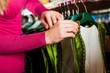 Frau kauft Tracht oder Dirndl in einer Boutique