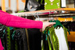 Frau kauft Tracht oder Dirndl in einer Boutique
