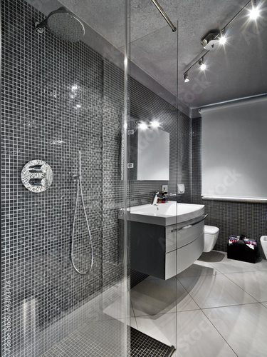 Photo: bagno moderno con box doccia e mobile per il lavabo bagno moderno con box doccia e mobile per il lavabo