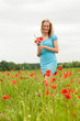Foto: junge frau mit blumenstrauß junge frau mit blumenstrauß