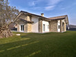 villa moderna con giardino e muri di pietra