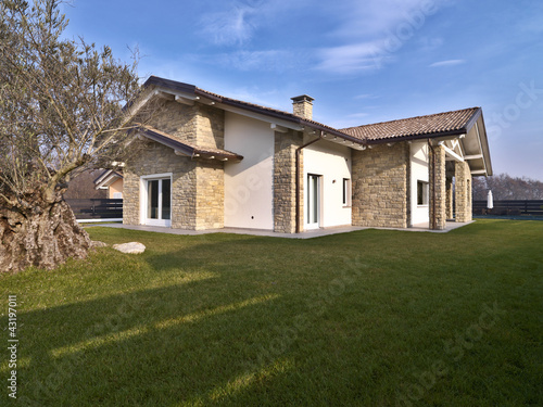 Photo: villa moderna con giardino e muri di pietra villa moderna con giardino e muri di pietra