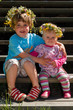 Kinder mit Blumenschmuck