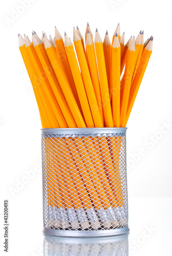 Foto: lead pencils in metal cup isolated on white lead pencils in metal cup isolated on white