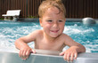 Foto: Junge im Schwimmbad Junge im Schwimmbad