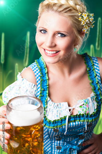 Foto: junge blonde Frau im Dirndl mit Masskrug junge blonde Frau im Dirndl mit Masskrug