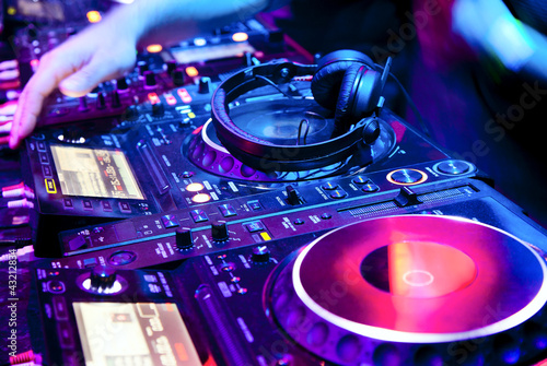 Foto: Dj mixes the track Dj mixes the track