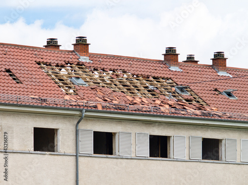 Foto: Beschädigtes Hausdach Beschädigtes Hausdach