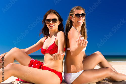 Foto: Frauen genießen die Freiheit am Strand Frauen genießen die Freiheit am Strand