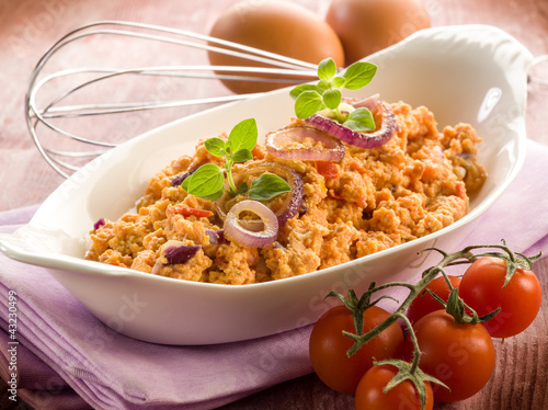 Foto: scrambled eggs with tomatoes scrambled eggs with tomatoes