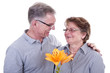Foto: Glückliche Senioren mit Blume Glückliche Senioren mit Blume