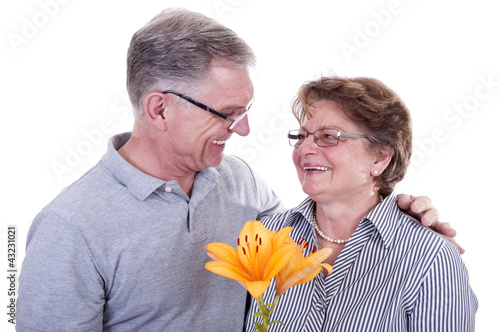 Photo: Glückliche Senioren mit Blume Glückliche Senioren mit Blume
