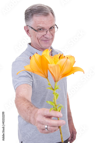 Photo: Senior mit Blume in der Hand Senior mit Blume in der Hand