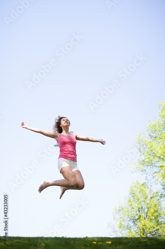 Photo: Frau springt im Park Frau springt im Park