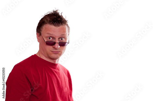 Photo: Männlicher Europäer blickt misstrauisch über Brille Männlicher Europäer blickt misstrauisch über Brille