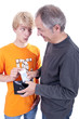 Photo: Teenager bekommt Geld vom Vater Teenager bekommt Geld vom Vater