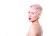 jugne frau mit coloriertem haar