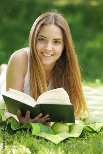 Foto: Smiling woman reading book Smiling woman reading book