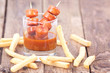 Currywurst auf Holzboard