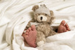 Babyfüßchen und Teddy