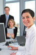 Team am Arbeitsplatz mit Tablet