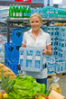 Frau kauft Mineralwasser im Supermarkt