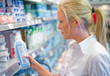 Foto: Frau kauft Milch im Supermarkt Frau kauft Milch im Supermarkt