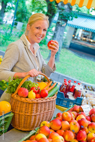 Photo: Frau am Obstmarkt mit Einkaufskorb Frau am Obstmarkt mit Einkaufskorb