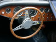 Cockpit eines typischen britischen Roadster mit Holzlenkrad