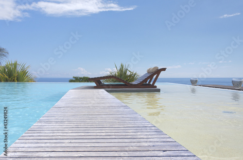 Foto: piscine à débordement avec ponton d'accès piscine à débordement avec ponton d'accès