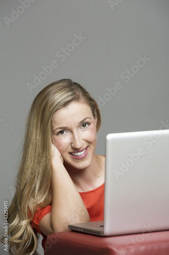 Foto: Frau mit Laptop Frau mit Laptop