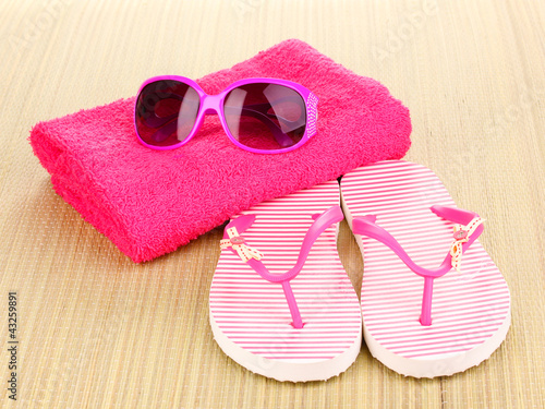 Foto: Beach accessories on mat Beach accessories on mat