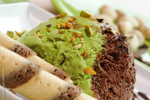 Photo: Gelato cioccolato e pistacchio, close-up Gelato cioccolato e pistacchio, close-up