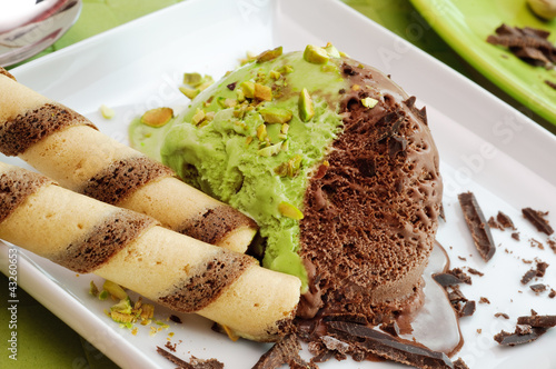 Photo: Gelato cioccolato e pistacchio Gelato cioccolato e pistacchio