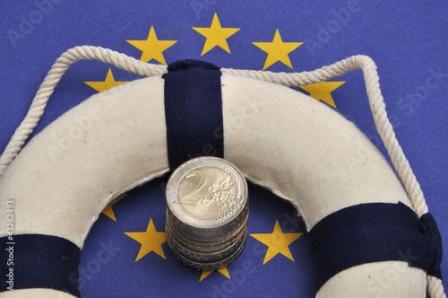 Foto: Rettungsring mit Euros auf einer Europafahne Rettungsring mit Euros auf einer Europafahne