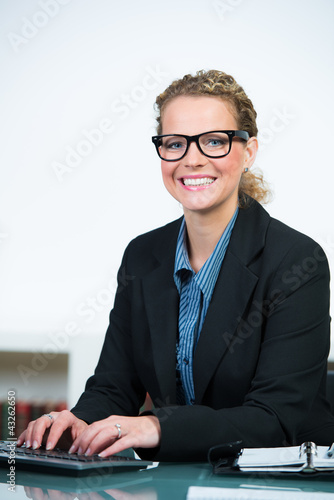 Photo: erfolgreiche geschäftsfrau mit brille erfolgreiche geschäftsfrau mit brille