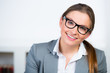 junge frau mit modischer brille