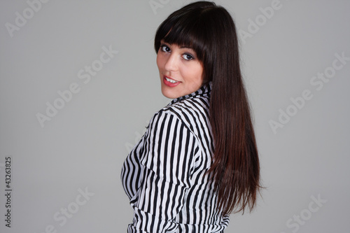 Foto: modische junge frau mit langen haaren modische junge frau mit langen haaren