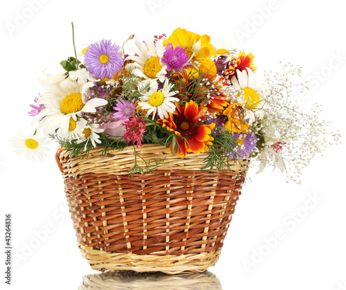 Foto: beautiful bouquet of bright wildflowers in basket, isolated beautiful bouquet of bright wildflowers in basket, isolated